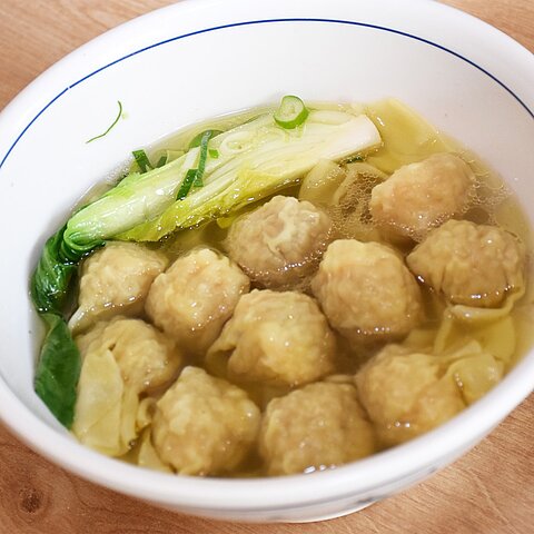 Wan-Tan-Suppe mit Schweinefleisch und Garnelen