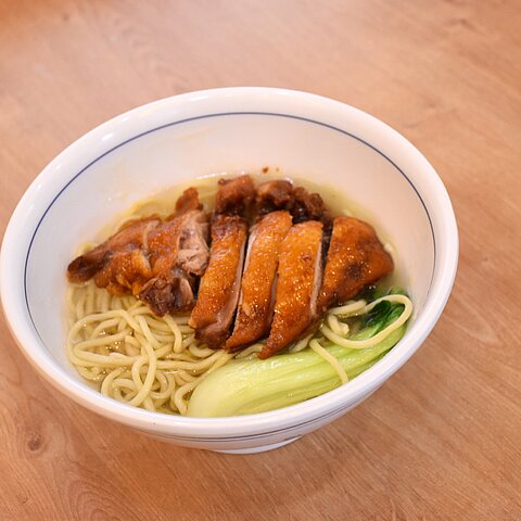 Nudelsuppe mit knuspriger Ente