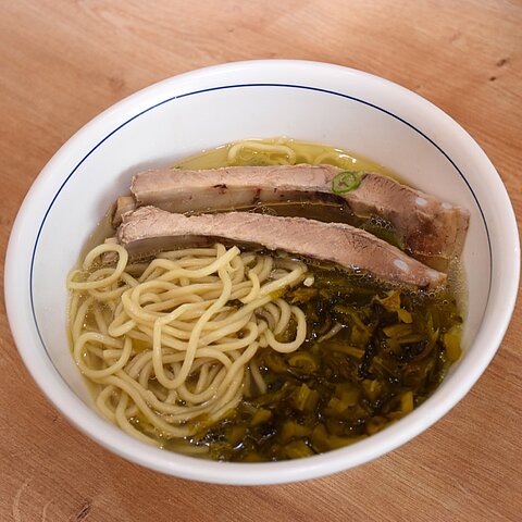Nudelsuppe mit Schweinerippen und chinesischem Sauerkraut