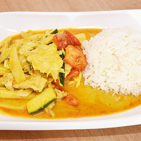 Hühnerfleisch mit Gemüse in Thai-Curry-Kokosmilch-Soße