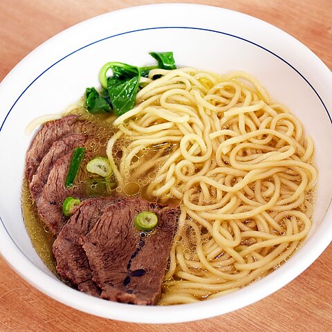 Nudelsuppe mit rot geschmortem Rindfleisch