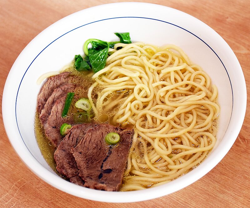 Nudelsuppe mit rot geschmortem Rindfleisch