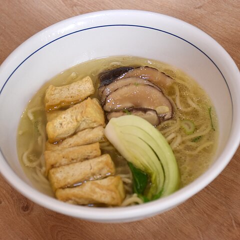 Nudelsuppe mit gebackenem Tofu, Dong-Gu-Pilzen und Pak Choi