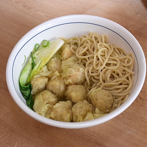 Wan-Tan-Suppe mit Schweinefleisch, Garnelen und Nudeln