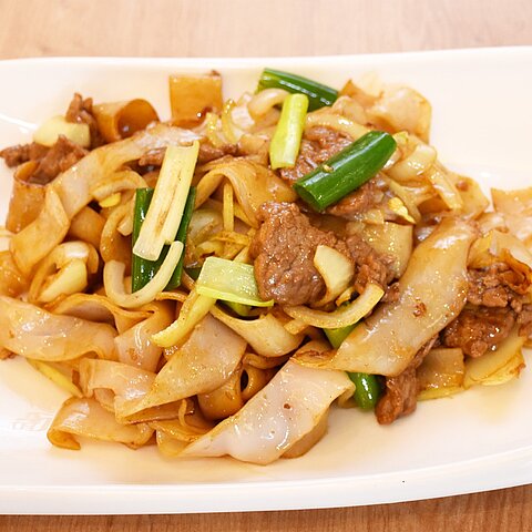 Gedämpfte Reisblattnudeln mit gebratenem Rindfleisch