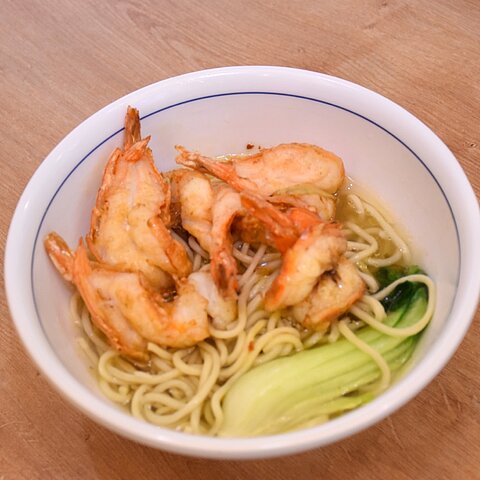 Nudelsuppe mit gebratenen Garnelen
