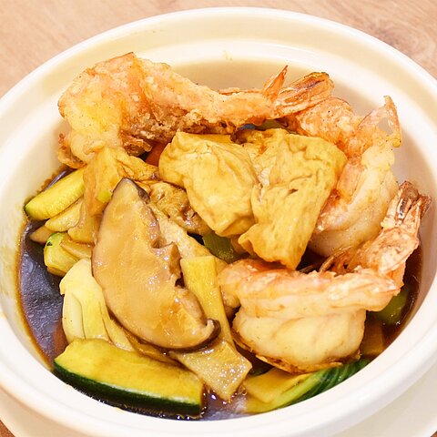 Gebratene Garnelen mit Tofu und Gemüse