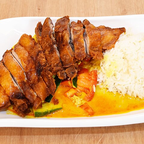Knusprige Ente mit Gemüse in roter Thai-Curry-Soße