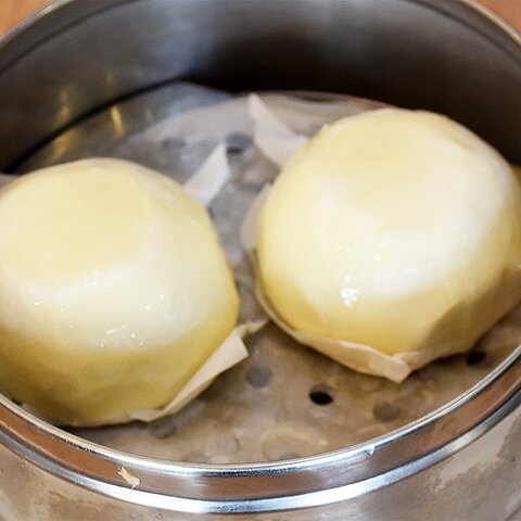 Gedämpfte Hefeteigtaschen mit Eier-Pudding
