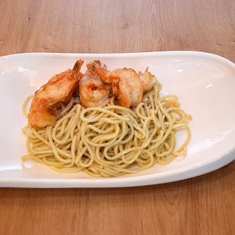 Gebratene Nudeln mit Garnelen und Gemüse